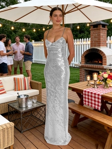 Détail de la robe de soirée argentée à paillettes avec coupe sirène et dos nu sexy