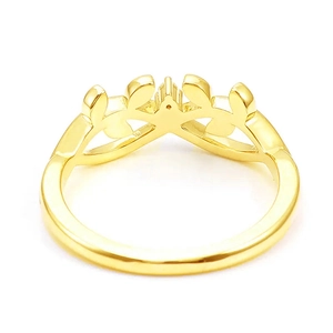 Primer plano de anillo de oro 14K con diseño de hoja y corona con sello de calidad