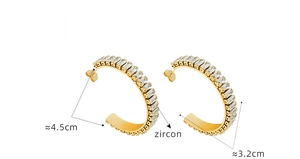 Detailed dimensions of gold-plated C-shaped earrings with baguette-cut zircons
