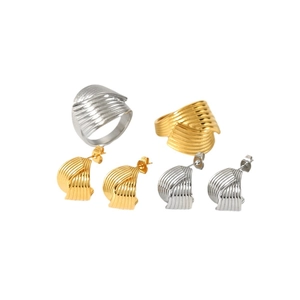 Schmuckset aus 18K vergoldetem Edelstahl mit strukturierten Ringen und C-förmigen Ohrringen