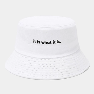 Détail d'un bob en coton blanc avec broderie noire et coutures de renfort sur le rebord