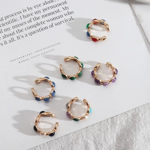 Lot de six bagues d'oreille dorées en forme de vague avec perles colorées en pierre naturelle