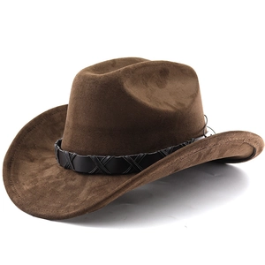Détail d'un chapeau de cowboy en daim marron avec ruban de cuir tressé noir