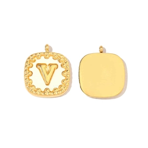 Dettaglio fronte e retro di un ciondolo quadrato in oro 14k con l'iniziale V e conchiglia