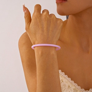 Vue détaillée d'un bracelet minimaliste en acrylique lavande porté sur le poignet