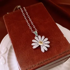 Daisy Flower Pendant Necklace Copper Paved Rhinestones White Yellow Green French Light Luxury Style Jewelry For Women
