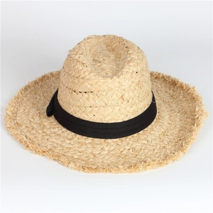 Chapeau de soleil en raphia classique avec bord large effiloché et ruban noir de plage