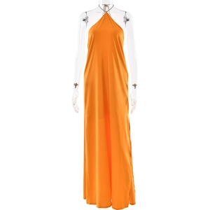 Gros plan sur le tissu satiné orange lisse de l'élégante robe longue dos nu