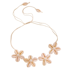 Dettaglio della collana a fiori con conchiglie naturali e perle bianche lucide
