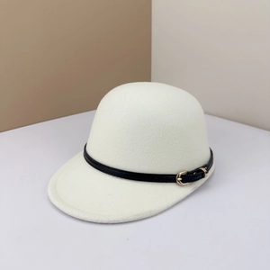 Casquette classique en feutre de laine blanc avec bandeau en cuir noir et boucle dorée