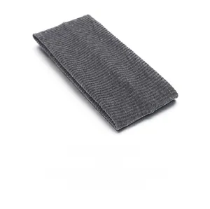 Détail macro du bandeau en maille côtelée gris foncé montrant la texture douce