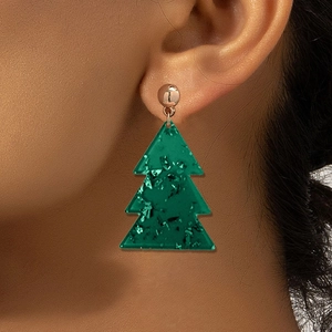 Boucles d'oreilles sapin de Noël vert foncé festives avec paillettes sur un mannequin
