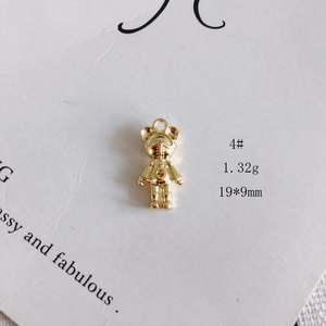 Detail of a golden bear astronaut pendant with size 19x9mm and weight 1.32g specs