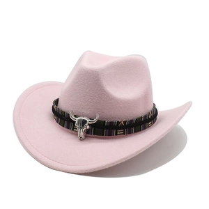 Détail d'un chapeau de cow-boy en feutre rose avec bande ethnique et ornement de crâne