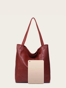 Grand sac cabas vintage en cuir rouge montré avec une tablette pour comparer la taille