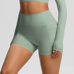 Détail du short de yoga taille haute avec poche latérale en tissu vert sauge respirant