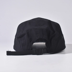 Detail der verstellbaren Nylonschnalle einer schwarzen 5-Panel Outdoor-Schnelltrocknungskappe