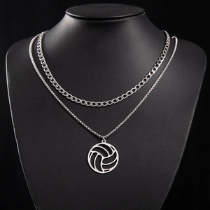 Détail du collier double couche argenté avec pendentif volleyball sur buste noir