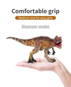 Vista detallada del modelo de dinosaurio Carnotaurus en la mano mostrando tamaño y textura