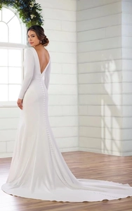 Robe de mariée élégante à manches longues avec dos en V plongeant, boutons et longue traîne