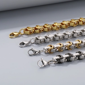 Détail de bracelets à mailles byzantines en or, argent, bicolore et noir avec fermoirs homard
