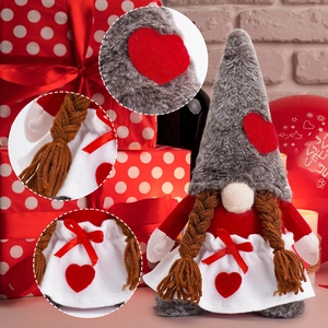 Vue détaillée d'un gnome de Saint-Valentin avec patchs de cœur, nattes et jupe en dentelle