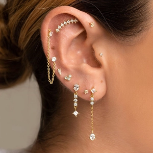Set di 9 orecchini dorati con nappe, zircone a cuore e polsini per ossa auricolari