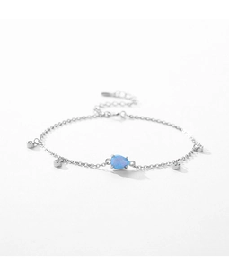 Détail macro du bracelet en argent S925 avec opale bleue en poire et petits cristaux ronds