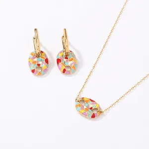 Set di gioielli in smalto colorato con collana e orecchini a forma di naso di maiale