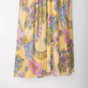 Abito lungo sexy con schiena scoperta e stampa floreale bohémien su tessuto chiffon giallo