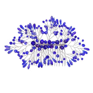 Dettaglio del pettine per capelli in cristallo blu con filo d'argento e motivo a foglie