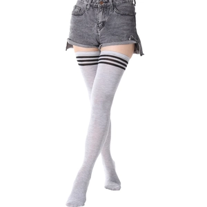 Détail de chaussettes hautes grises avec trois bandes noires et texture en maille élastique