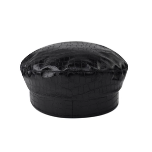 Détail du simili cuir noir brillant à motif crocodile sur ce béret pour femme