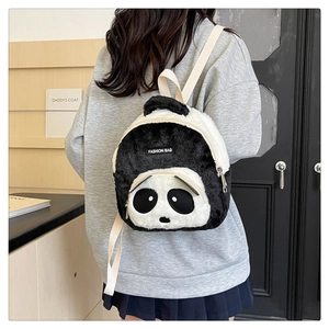 Vista trasera de un niño con la mochila de peluche de panda y correas blancas