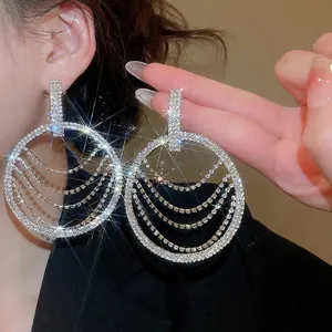 Boucles d'oreilles créoles argentées avec pampilles en strass étagées pour femme
