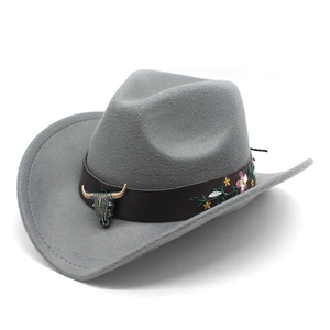 Détail du chapeau de cow-boy en feutre gris avec emblème tête de taureau et broderie