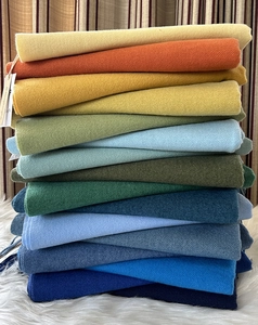 Dettaglio di sciarpe in finta cashmere impilate con una gradazione di colori vivaci
