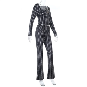 Détail d'un ensemble deux pièces à pois pour femmes avec haut ajusté et pantalon évasé