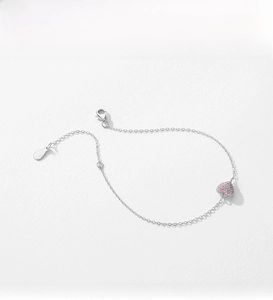Detailed close-up of S925 sterling silver chain with pink cubic zirconia heart pendant