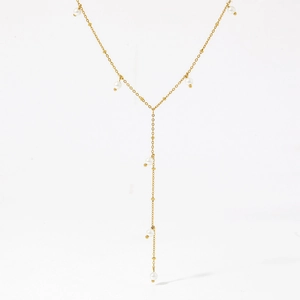 Collier élégant en Y doré avec plusieurs perles blanches sur une chaîne fine