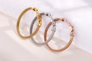 Détail des bracelets en maille dorée, argentée et or rose avec fermoir à boucle de ceinture