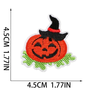 Dettaglio della toppa zucca di Halloween con cappello da strega e scala da 4.5cm