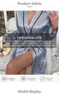 Vue détaillée du peignoir en soie synthétique gris-bleu avec liseré contrasté et satiné