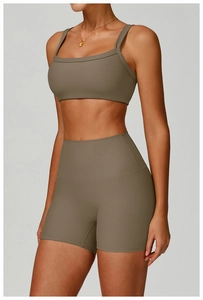 Détail de la brassière de yoga côtelée et du short taille haute en tissu sans couture