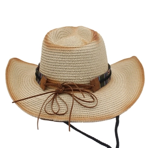 Détail d'un chapeau de cowboy en paille avec bande ethnique et mentonnière ajustable