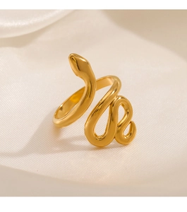 Détail d'une bague serpent dorée avec ouverture réglable sur un tissu en soie