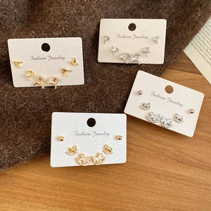 Détails des boucles d'oreilles cheval en or et argent avec perles sur supports