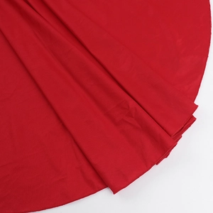Vue macro détaillée de la texture du tissu plissé rouge vif pour une robe de soirée