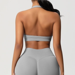 Vue détaillée du tissu côtelé sans couture sur l'ensemble soutien-gorge et legging gris
