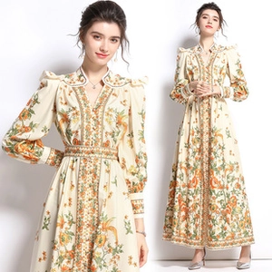 Detail des Vintage-Blumendrucks auf V-Ausschnitt-Kleid mit Laternenärmeln und Gürtel